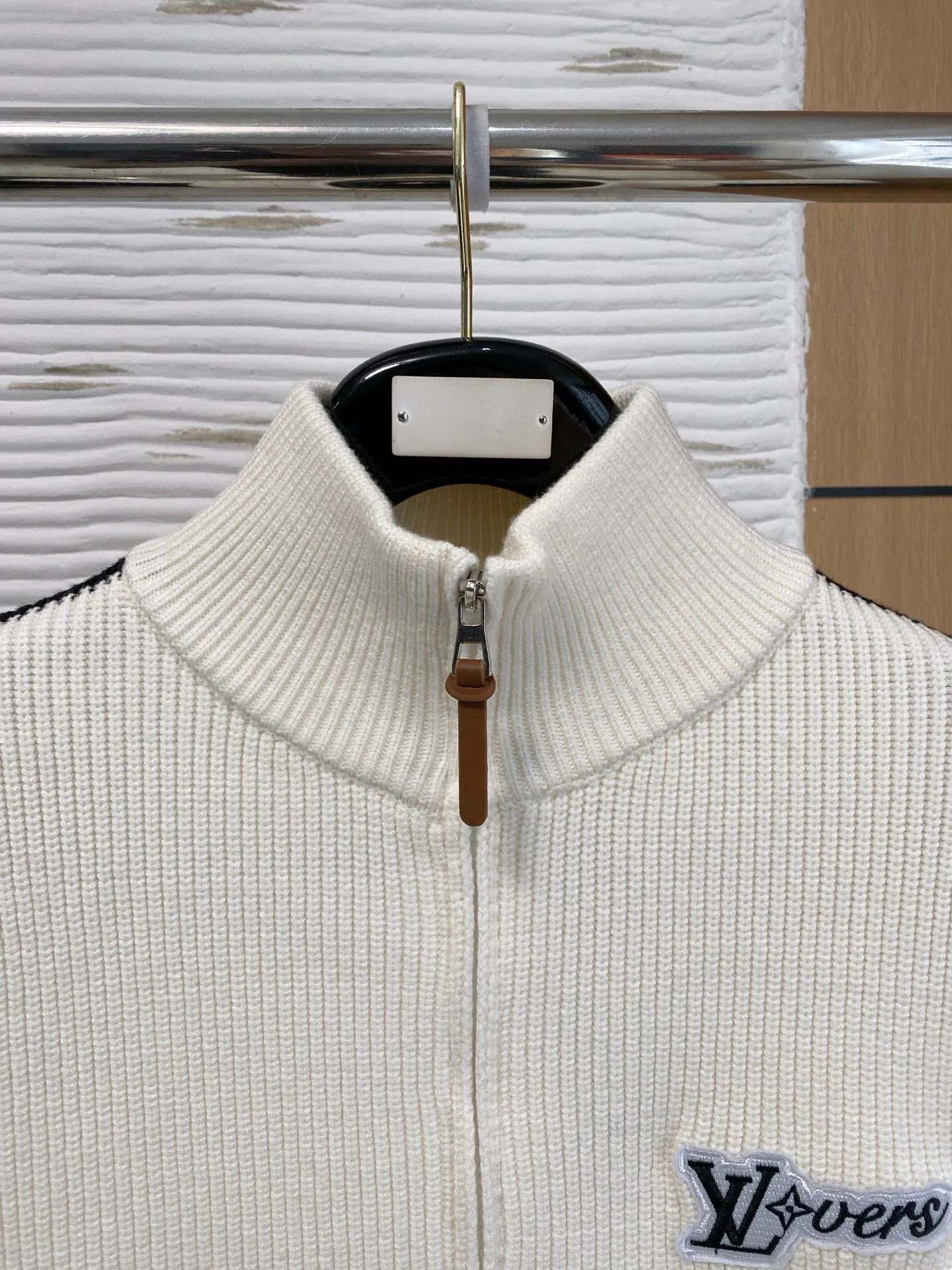 🅿️540 【LV Louis Vuitton】Autumn and winter classic cardigan sweater, in full condition! ! ! Wool blended fabric, the latest model in 2025, golden ratio! ! Slim-fitting soft gold, versatile and practical item, the combination and practicality are extremely powerful, simple and elegant, and classy! To create your own style, it is highly recommended to buy it in two colors. The standard slim fit tailoring process is suitable for both young and old men. It is knitted from wool and will not cause any discomfort! While keeping warm, it is stylish, textured and wearable, and the classic logo with contrasting colors on the chest feels in place! ! Recommended for regular customers! ! Size M-3XL (maximum wear: 190 pounds)